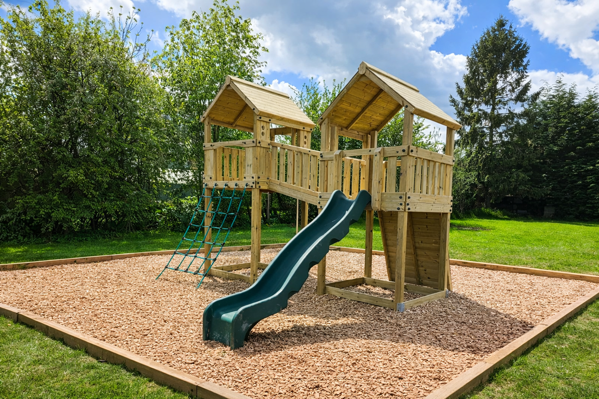 ACTIVE Hereford towers – 1.5 and 1.8m platform height, with slide, 3 accessories