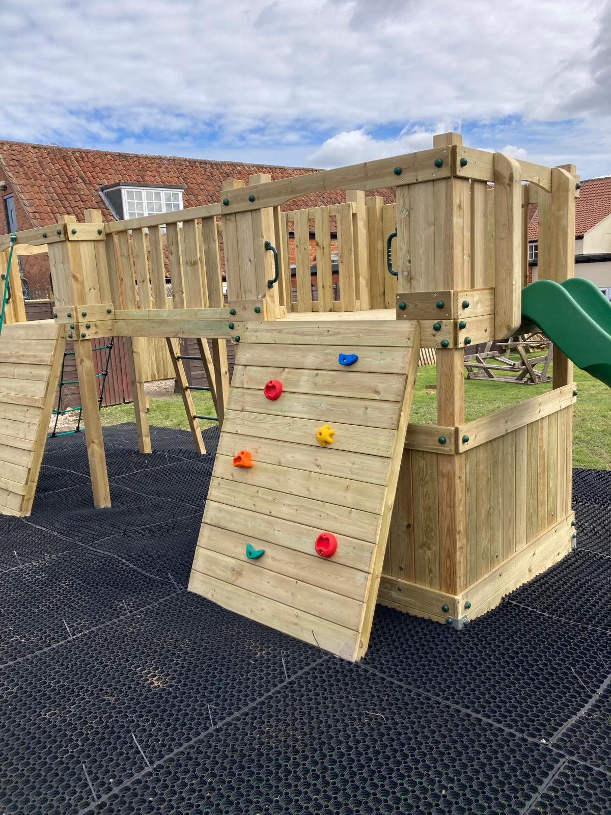 ACTIVE Lodge climbing frame – 2x 1.5 height platforms, with slide, 4 accessories